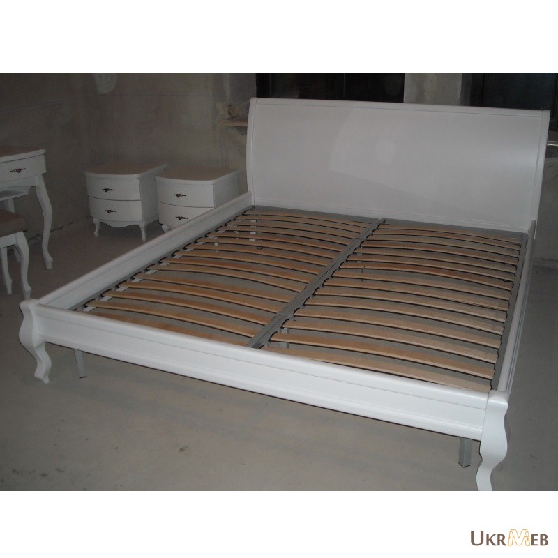 Фото 2. Кровать белого цвета