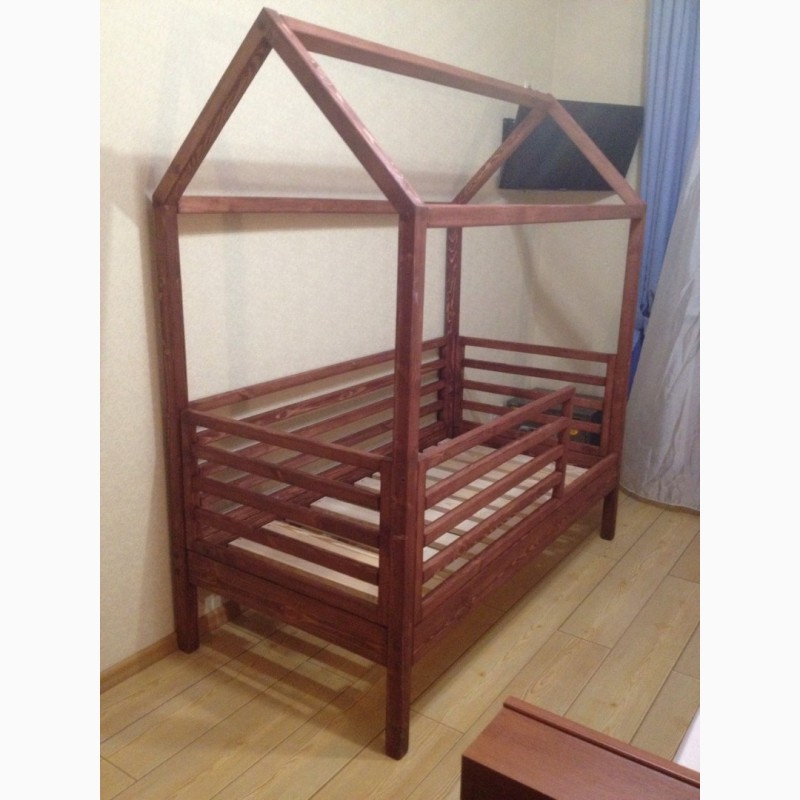 Фото 3. Детская кровать-домик из массива дерева (сосна, ольха)