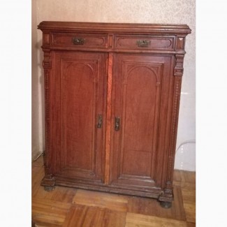 Старинный платяной шкаф (комод), с резьбой ручной работы