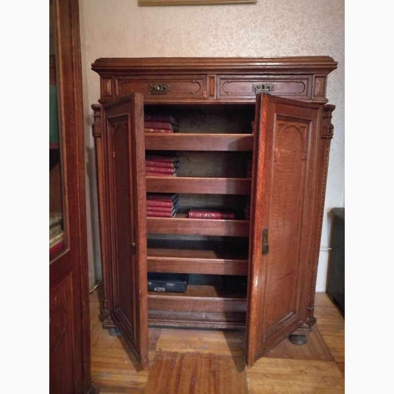 Фото 2. Старинный платяной шкаф (комод), с резьбой ручной работы