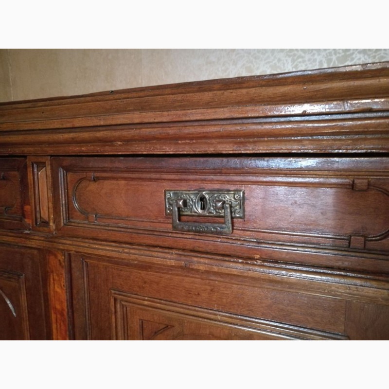 Фото 5. Старинный платяной шкаф (комод), с резьбой ручной работы