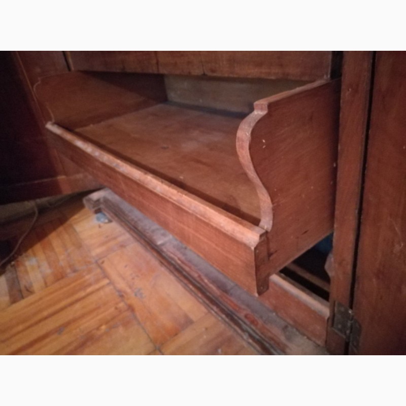 Фото 6. Старинный платяной шкаф (комод), с резьбой ручной работы