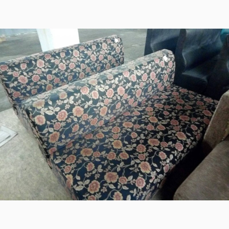Фото 2. Диван чёрный узором в цветок б/у тканевый диван для кальян бара бу