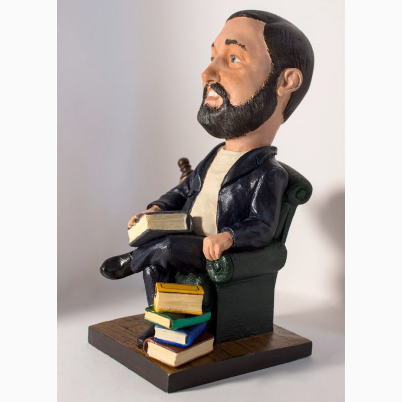 Фото 3. Шаржевая статуэтка человек с книгами. Шаржевые статуэтки под заказ