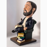 Шаржевая статуэтка человек с книгами. Шаржевые статуэтки под заказ