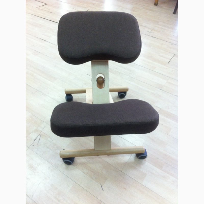 Фото 2. Ортопедический коленный стул