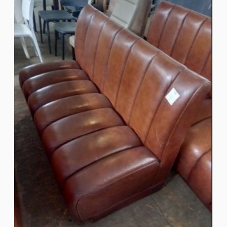 Кожаный диван б/у коричневого цвета