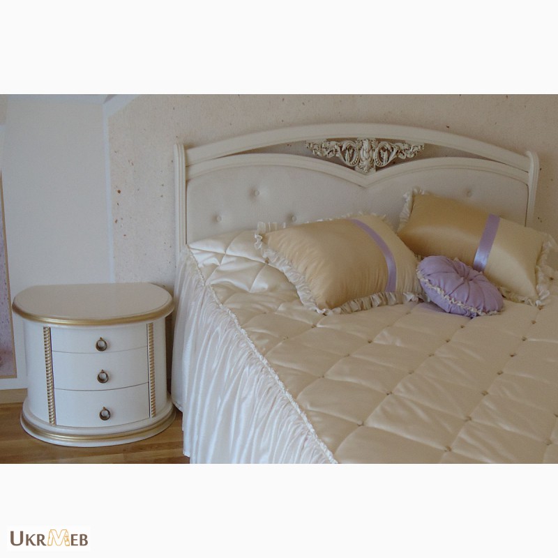 Фото 2. Надежная двуспальная кровать Настасья с резьбой в изголовье из массива ясеня