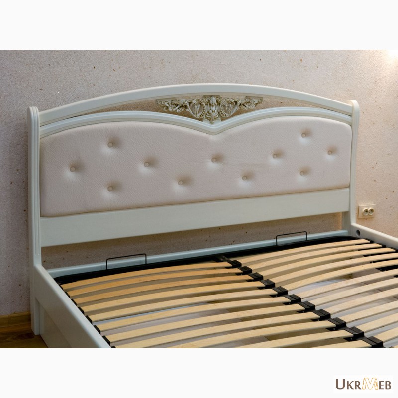 Фото 3. Надежная двуспальная кровать Настасья с резьбой в изголовье из массива ясеня