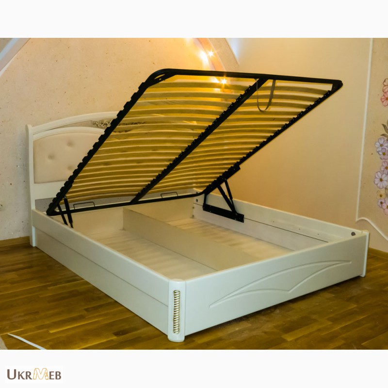 Фото 6. Надежная двуспальная кровать Настасья с резьбой в изголовье из массива ясеня