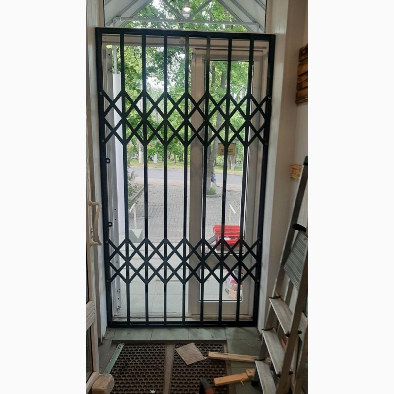 Фото 17. Раздвижные решетки металлические на двери окна балконы витрины. Производство и установкa