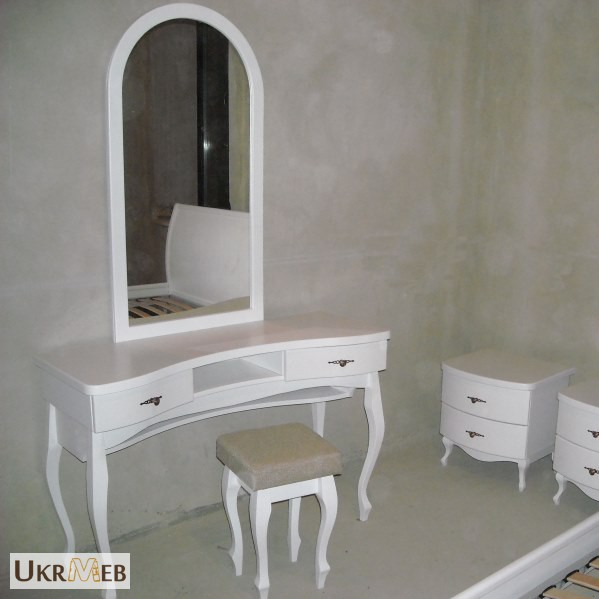 Фото 2. Белый туалетный столик с зеркалом