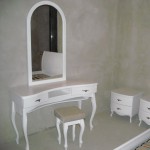 Белый туалетный столик с зеркалом