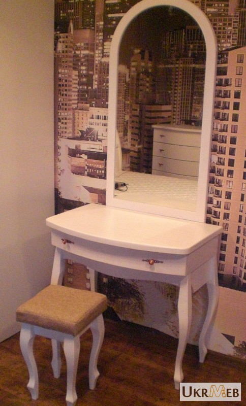 Фото 3. Белый туалетный столик с зеркалом
